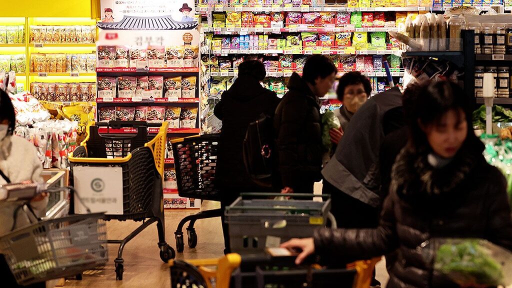 고환율·고물가에 시민 한숨, 수입 물가 압박